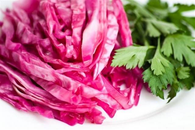 Salted cabbage with instant beetroot