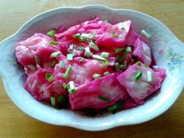 Salted cabbage with instant beetroot