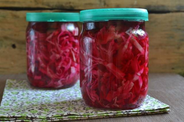 Salted cabbage with instant beetroot