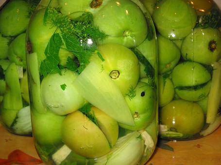 Salted green tomatoes for the winter in a cold way