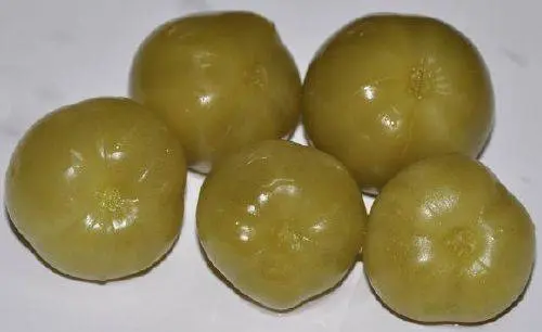 Salted green tomatoes for the winter in a cold way