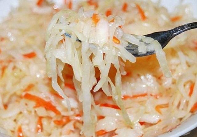 Salting cabbage in a hot way with vinegar