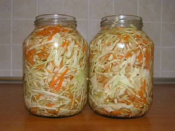 Salting cabbage in a hot way with vinegar