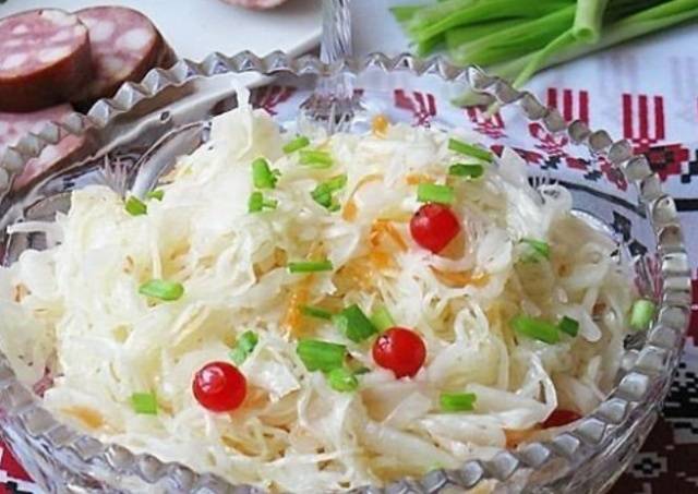 Salting cabbage in a hot way with vinegar