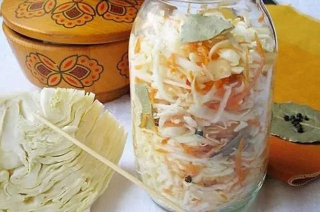 Salting cabbage in a hot way with vinegar