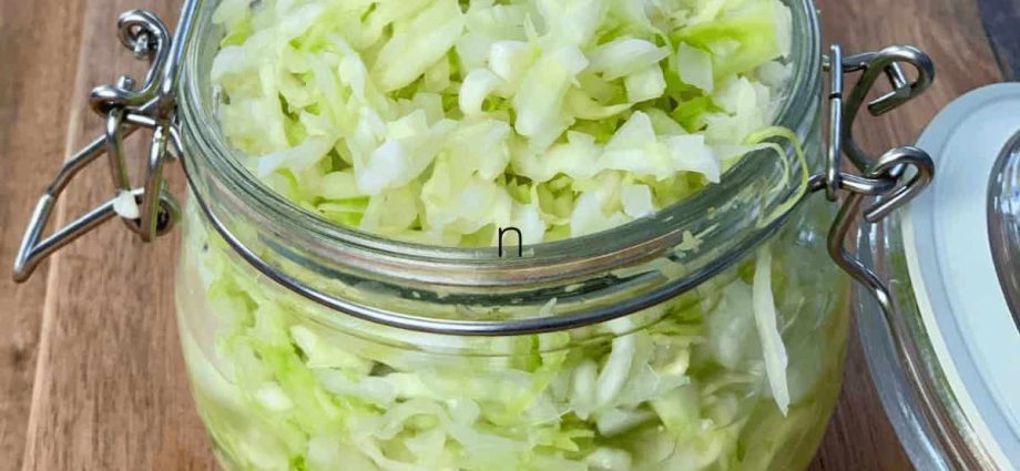 Salting cabbage in a hot way with vinegar