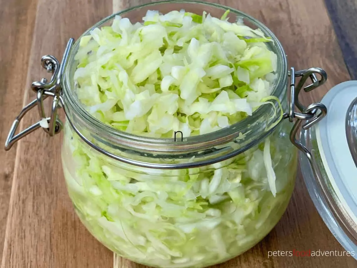 Salting cabbage in a hot way with vinegar