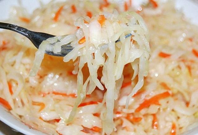 Salting cabbage in large pieces in a cold way