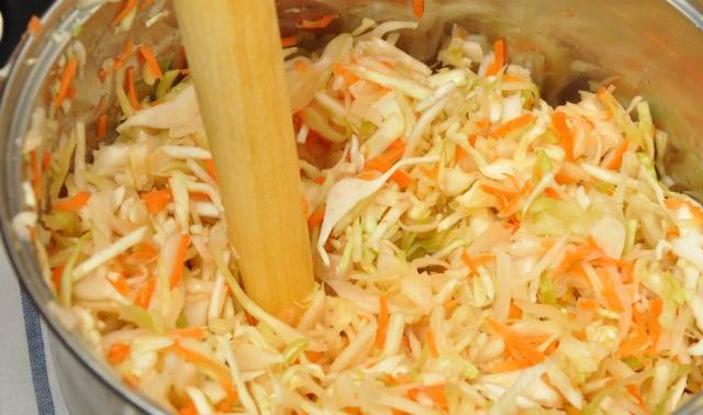 Salting cabbage in large pieces in a cold way