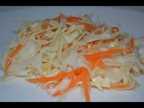 Salting cabbage in large pieces in a cold way