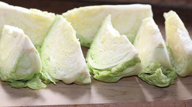 Salting cabbage in large pieces in a cold way