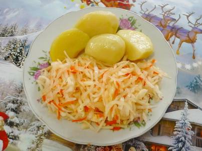 Salting cabbage in large pieces in a cold way