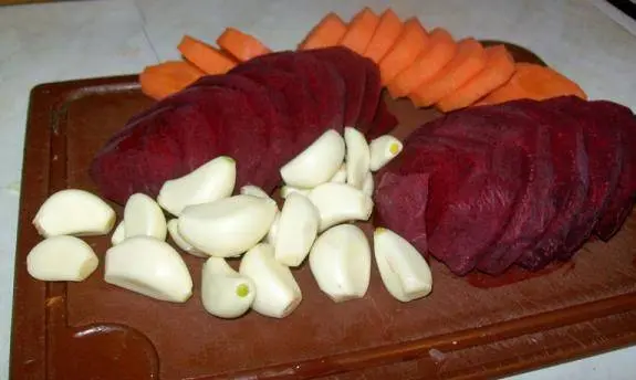 Salting cabbage in large pieces in a cold way