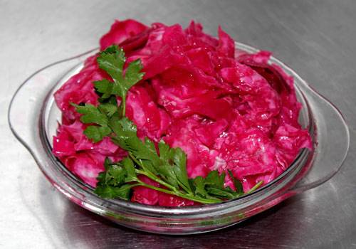 Salting cabbage in large pieces in a cold way