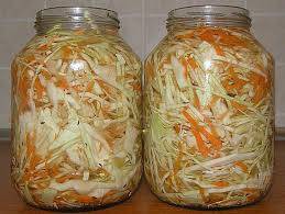 Salting cabbage in large pieces in a cold way