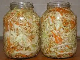 Salting cabbage in large pieces in a cold way