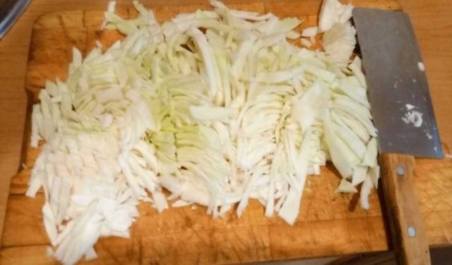 Salting cabbage in large pieces in a cold way