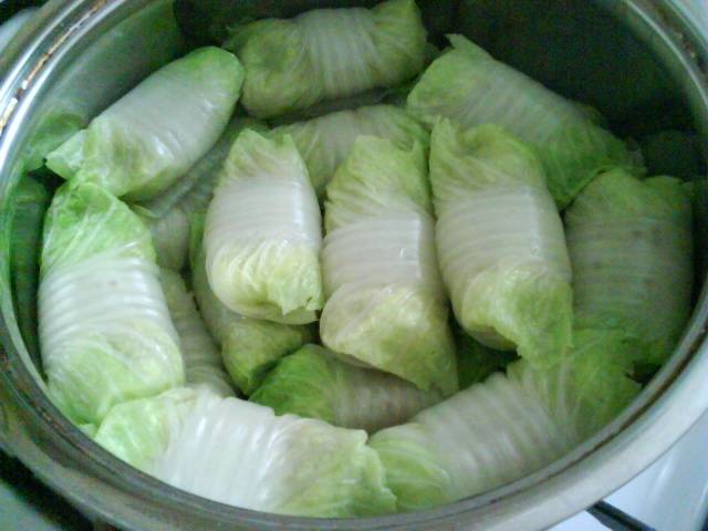 Salting early cabbage for the winter in jars