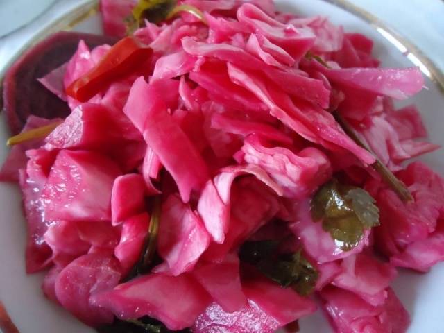 Salting early cabbage for the winter in jars