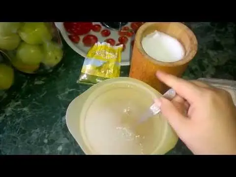 Salting green tomatoes in a cold way in a saucepan 