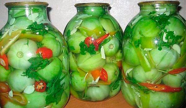 Salting green tomatoes in jars for the winter