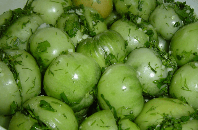 Salting green tomatoes in jars for the winter