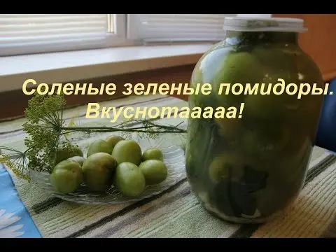 Salting green tomatoes in jars for the winter