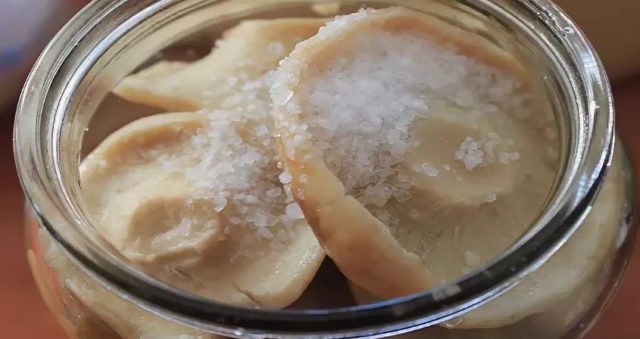 Salting milk mushrooms in a hot way at home for the winter