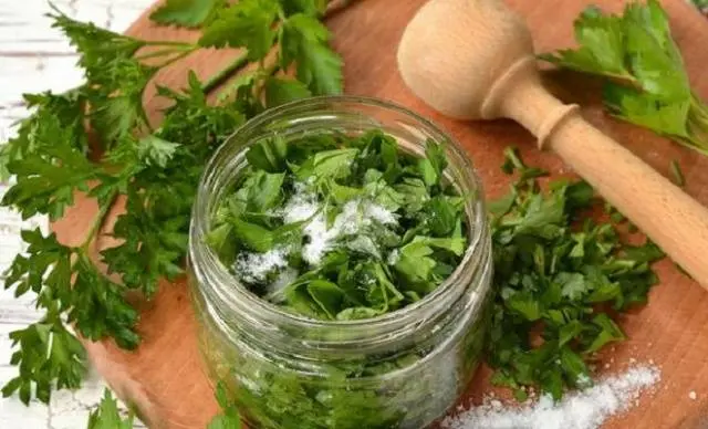 Salting parsley for the winter