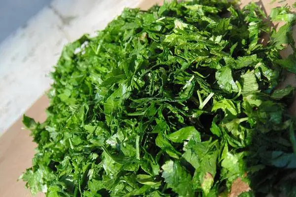 Salting parsley for the winter