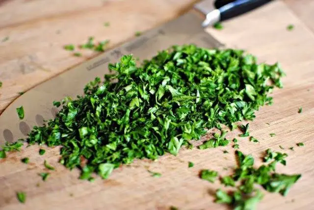 Salting parsley for the winter