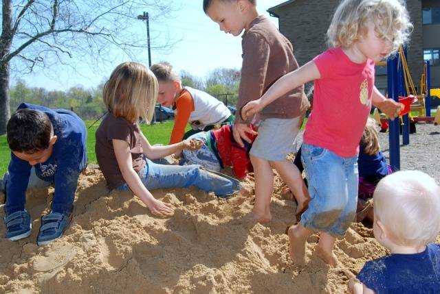 Sandbox for giving with a lid 