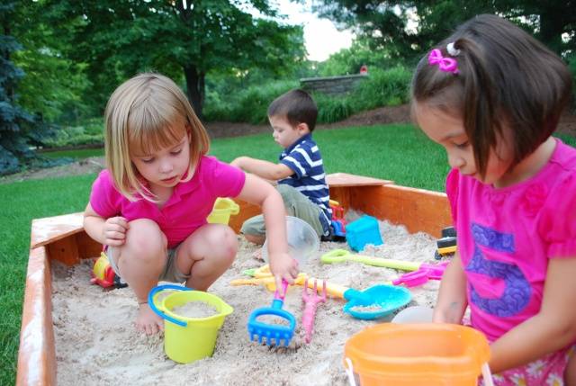 Sandbox for giving with a lid 