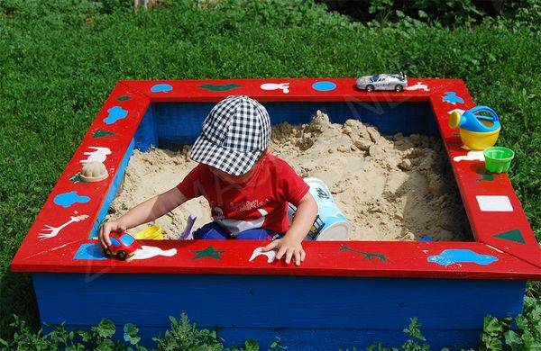 Sandbox for giving with a lid 