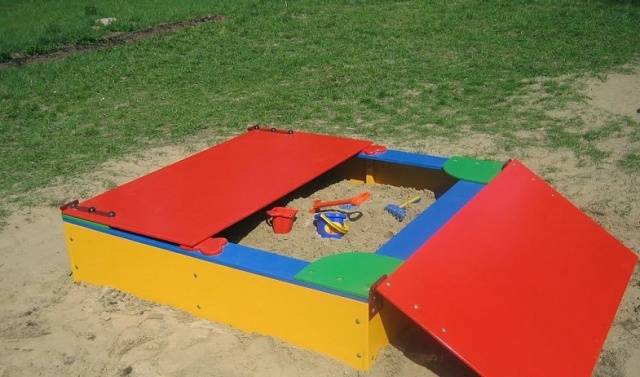 Sandbox for giving with a lid 