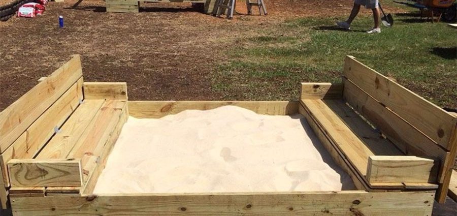 Sandbox for giving with a lid 