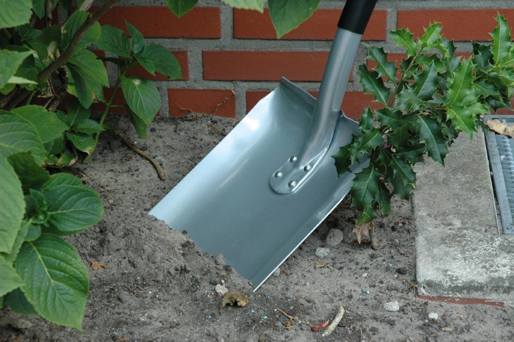 Scoop shovel - an indispensable assistant to the gardener and gardener