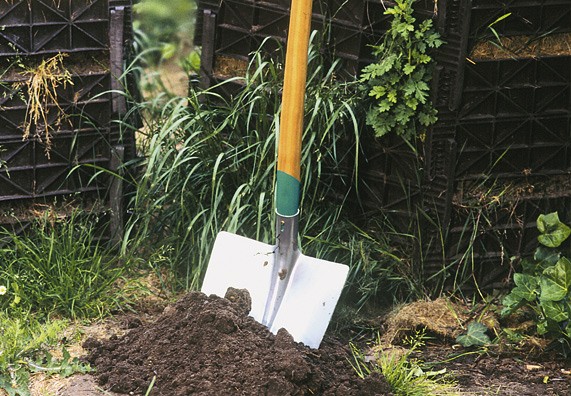 Scoop shovel - an indispensable assistant to the gardener and gardener