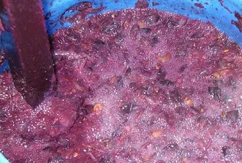 Secondary wine from pomace (pulp)