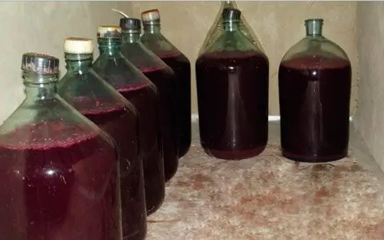 Secondary wine from pomace (pulp)