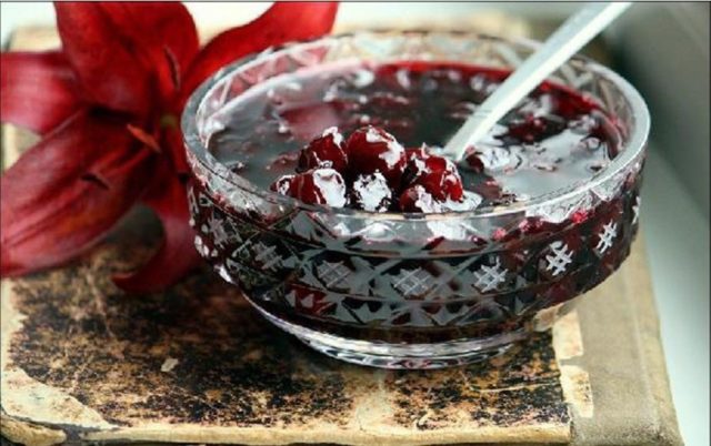 Seedless cherry jam: recipes for the winter, how to cook from fresh and frozen berries