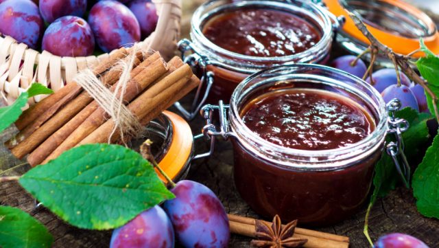 Seedless plum jam for the winter