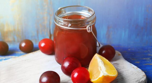 Seedless plum jam for the winter