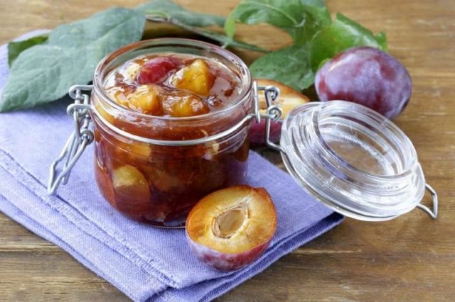 Seedless plum jam for the winter