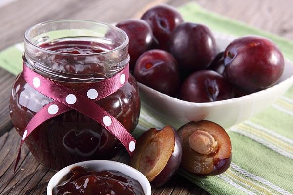 Seedless plum jam for the winter