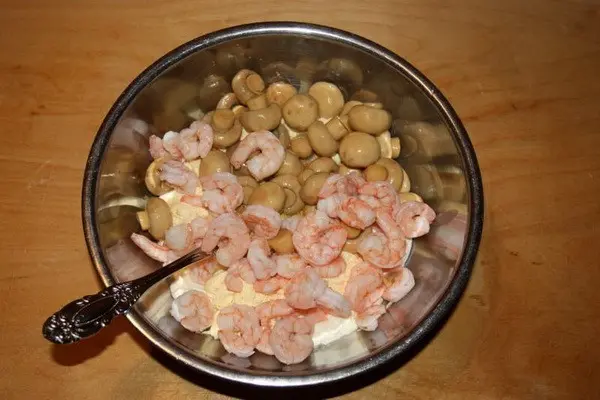 Shrimps with champignons: recipes for salads, soups and main courses