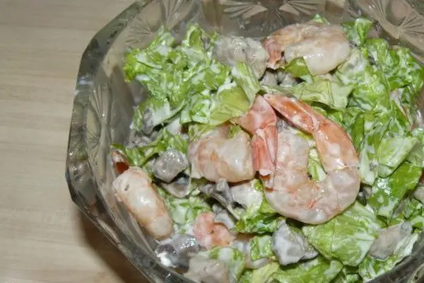 Shrimps with champignons: recipes for salads, soups and main courses