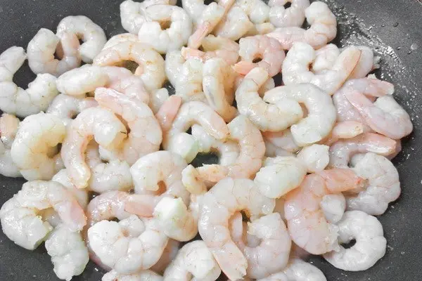 Shrimps with champignons: recipes for salads, soups and main courses