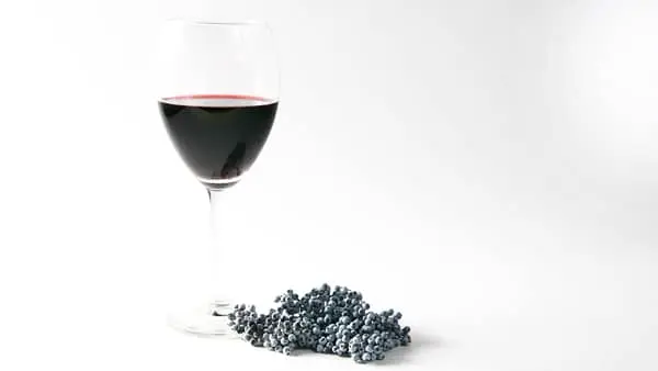 Simple recipes for black and red elderberry wine