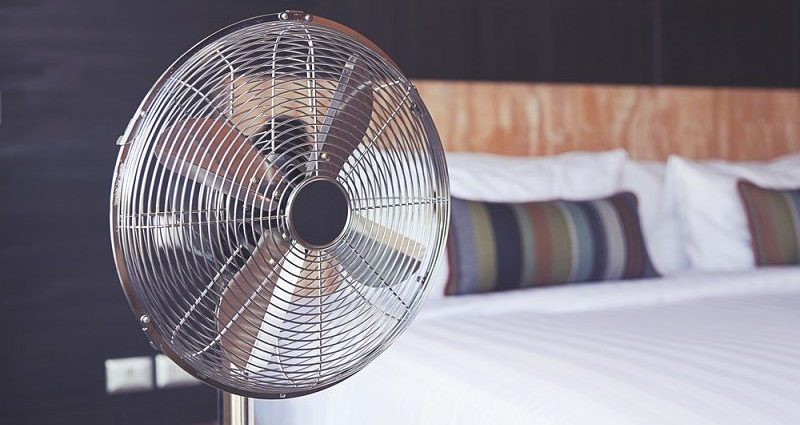 Sleeping under a fan or with air conditioning on. Is it safe? [WE EXPLAIN]